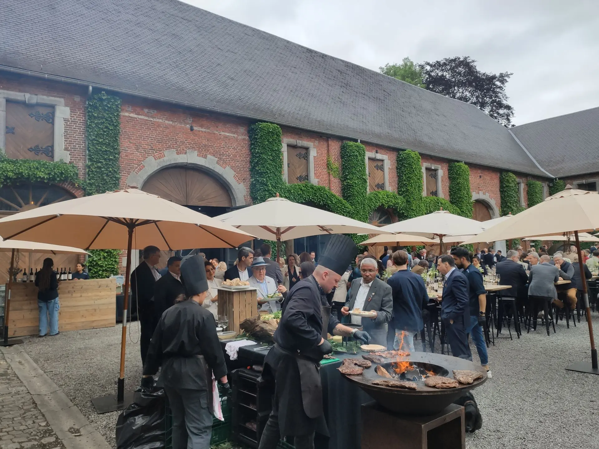Cocktail dans la cour du Chateau de Bioul en Belgique